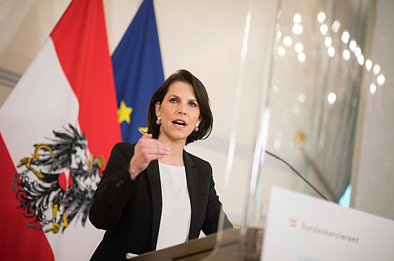 Rakouská ministryn obrany Karoline Edtstadlerová. (16. ledna 2022)