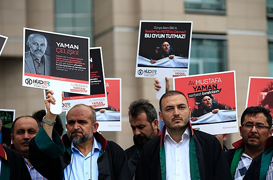Demonstrující turetí právníci v Istanbulu (17. ervence 2017)