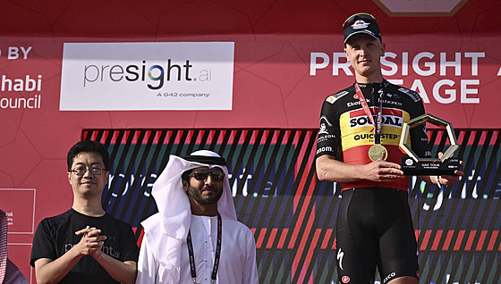 Tim Merlier jako vítz první etapy na Kolem Spojených arabských emirát