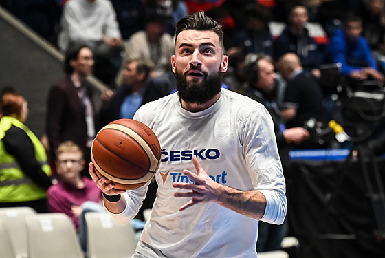 eský basketbalista Petr afarík se chystá na zápas s Francií.