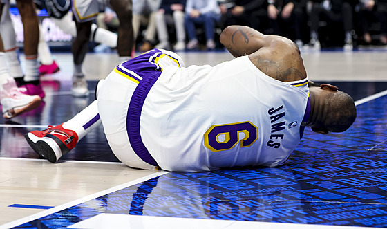 LeBron James z Los Angeles Lakers vstebává zranní.