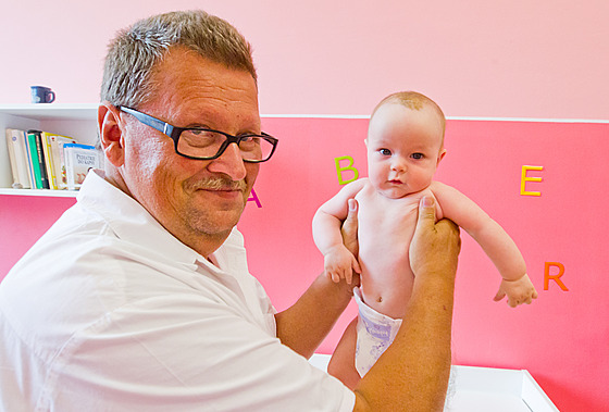 Mezim�stský léka� Dalibor Dýma cht�l odejít do penze koncem roku 2022, ale znovu to odlo�il, aby neutrp�li d�t�tí pacienti v regionu. Snímek je z �ervence 2015, u� tehdy si p�ál skon�it.