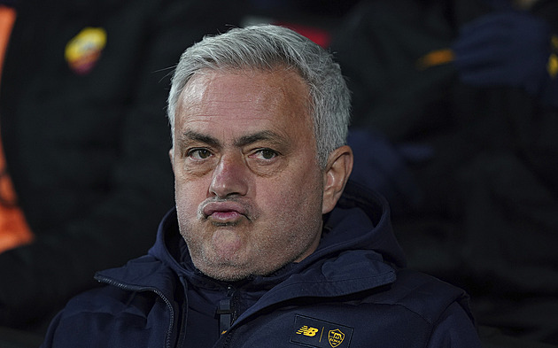 Nejhorší sudí, kterého jsem zažil. Kouč Mourinho těžko kousal další ztrátu