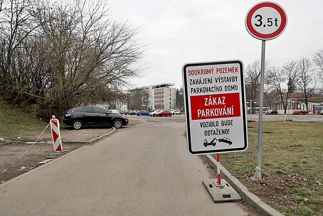 Desítky aut zůstávají na parkovišti, kvůli stavbě měla zmizet do pondělí