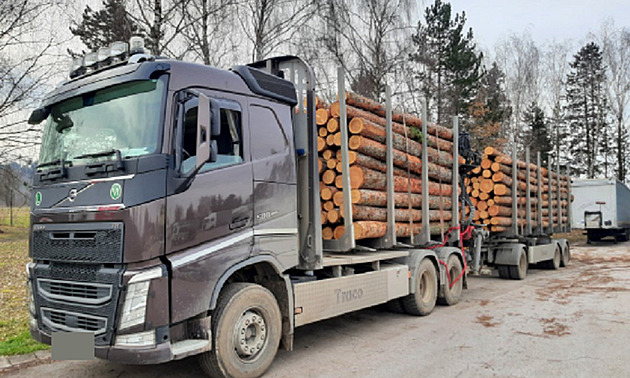 Policie zastavila jízdu přetíženého kamionu s dřevem, vážil o 14 tun více