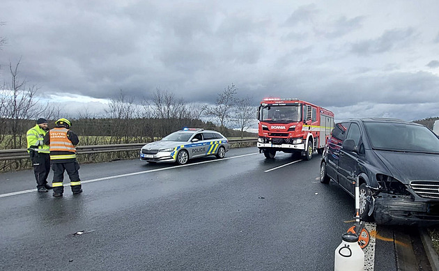 Dálnice na Rozvadov u Plzně stála hodinu, srazilo se zde auto a náklaďák