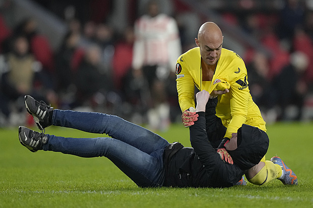 Fanoušek napadl brankáře Sevilly, ten jej uzemnil. Útěk? Raději se bráním, řekl