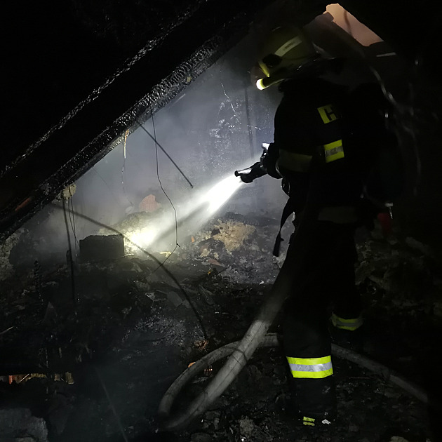 Na Vsetínsku shořela roubenka, uvnitř zemřeli dva lidé. Škoda pět milionů