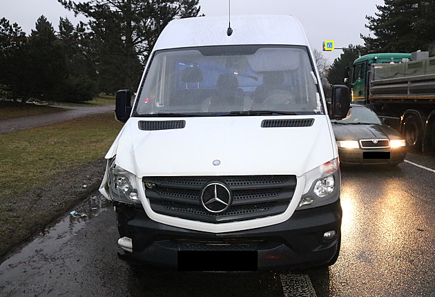 Po střetu s dodávkou senior v nemocnici zemřel, policie hledá svědky