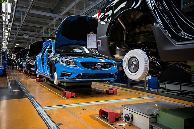 Odbyt autovýrobců má letos stoupnout až o desetinu, nejvíc vydělává Tesla