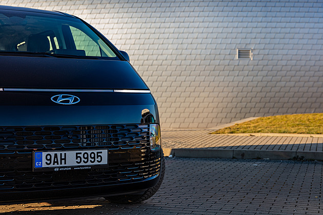 Ufonská dodávka na lidi nadchne. Díky ceně obřímu hyundai chyby odpustíte