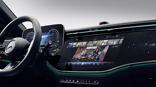 Na poradu za volant. Mercedes udělá z auta mobilní kancelář