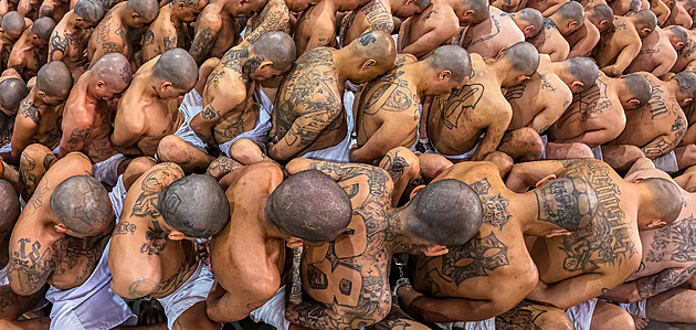 OBRAZEM: Azyl desetitisíců členů gangů. El Salvador otevřel megavěznici