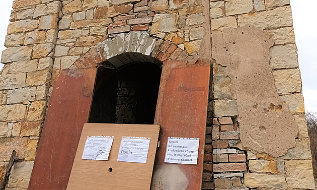 Do vesnice je přilákala zchátralá kaple, zloděje při opravě odhánějí cedulkou