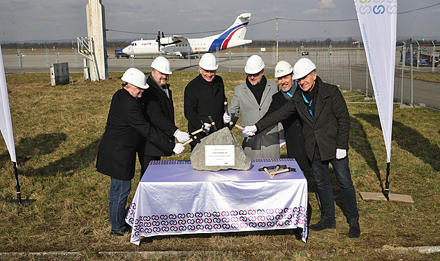 Na letišti v Mošnově začala stavba nákladního terminálu, má zrychlit odbavení