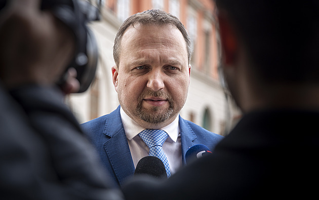 „Žádám férově odchod a dohodu na mimořádné odměně.“ Najmon si dle MfD nahrál rozhovor s ministrem Jurečkou