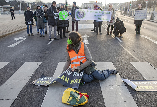 Lepení už nestačí, aktivisté ve Vídni lili na silnici olej. Sami na něm uklouzli