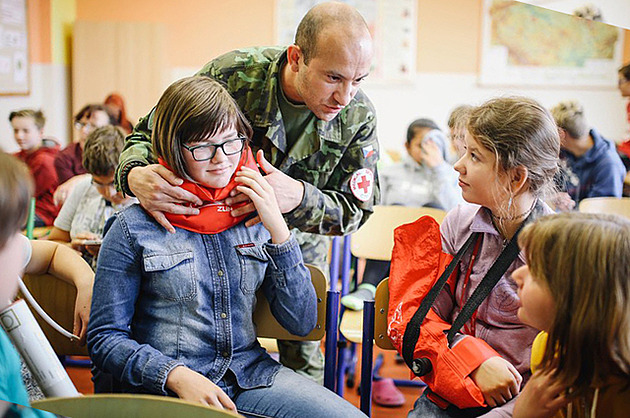 Vojáci cvičí děti k obraně státu. Zájem škol roste, obrana zapojí i vysokoškoláky