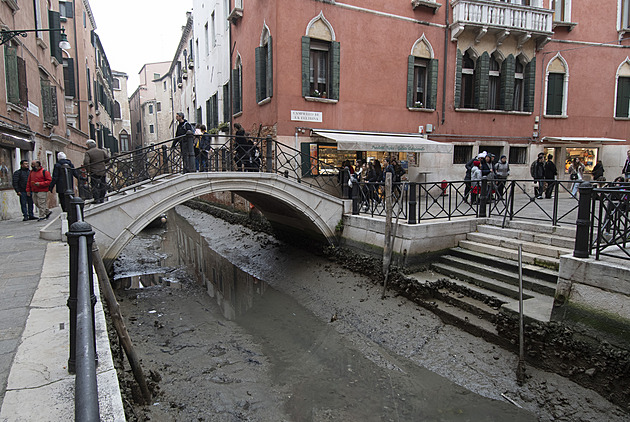 Benátské kanály jsou na suchu. Itálie by nyní potřebovala padesát dní deště