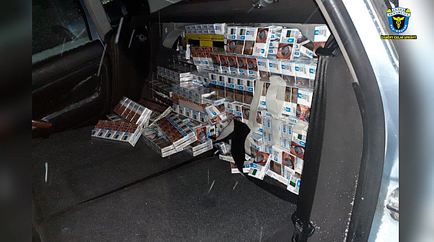 Pašeráci schovali cigarety do tajné schránky v autě, chytili je celníci