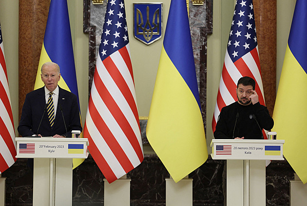 Biden na výročí invaze přijel do Kyjeva, slíbil nový balík zbraní