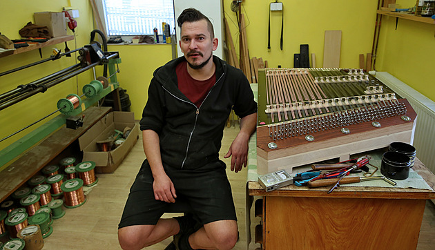 Dřevo z Kanady, 133 strun a 24 duší. Výroba cimbálu trvá i čtyři sta hodin