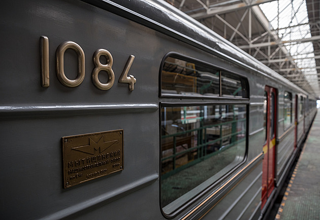 Nuselským mostem jelo při výročí historické metro, primátor chválil české ruce