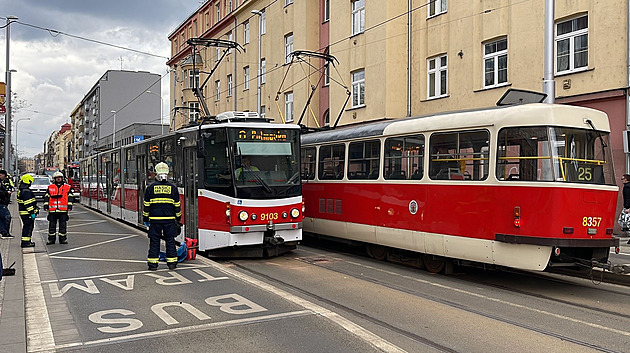 Senior zemřel po střetu s tramvají v Dejvicích, oživovali ho půl hodiny
