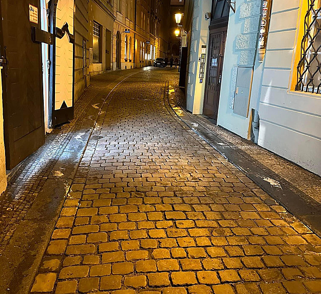 Dopravní čáry v Týnské uličce zmizely, možná se ale na jaře vrátí