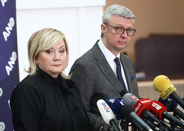 Druhý den bojují politici o růst penzí. U pultíku se střídají poslanci SPD