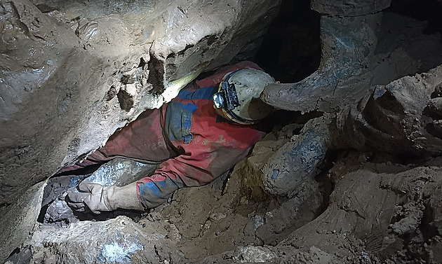 Jeskyňáři vstoupili do Jiné dimenze. Nově objeveným prostorem teče potok