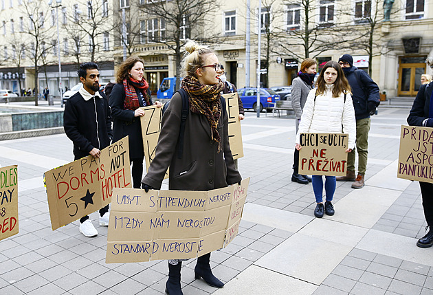 Studenti Masarykovy univerzity v Brn demonstrovali proti razantnímu zdraování...