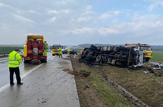 Nehoda kamionu a osobáku zablokovala dálnici D11, vozidla skončila v příkopu