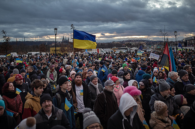 Pochod a koncert. Tisíce lidí si připomnělo rok od začátku ruské invaze