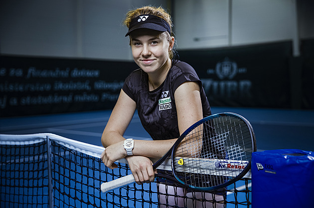 Nepanikařím! Představení slečny Lindy. Hájí Serenu, nadává si, miluje nerváky