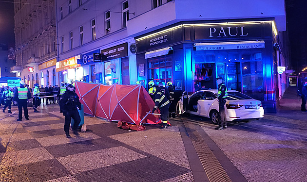 V centru Prahy vjelo auto na zastávce do lidí. Pět zraněných, řidič dostal záchvat