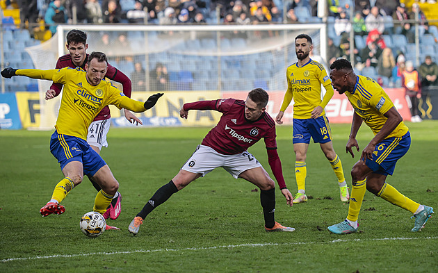 Zlín - Sparta 2:3, na konci drama, outsider i v deseti sahal po remíze