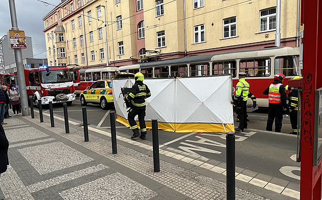 V Holešovicích srazila tramvaj chodce, utrpěl mnohočetná zranění
