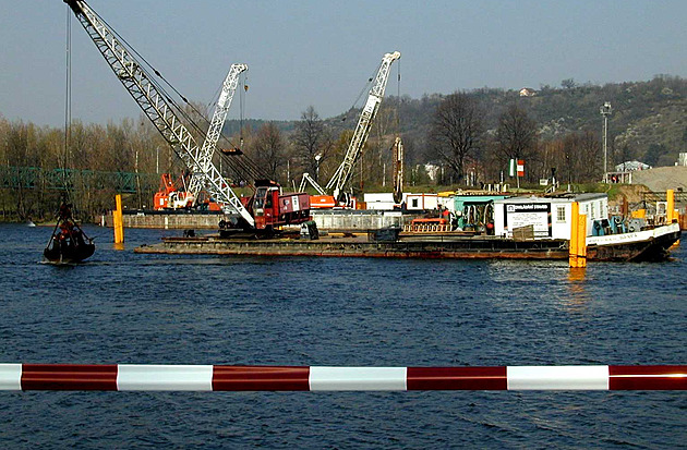 Unikátní stavba metra, tubus pod Vltavu nejdříve postavili v suchém doku