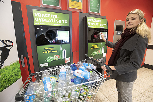 První obchody vybírají od zákazníků plastové lahve. Kam následně odpad zamíří?