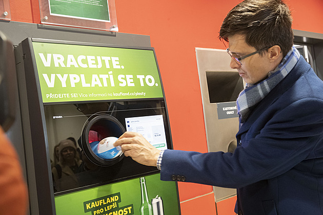 První obchody vybírají od zákazníků plastové lahve. Kam následně odpad zamíří?