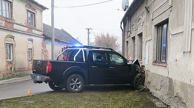 Řidič s terénním vozem nevybral zatáčku, při nárazu do domu vyboural kus zdi