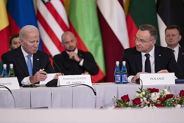 Biden a lídři B9 volají po větší přítomnosti NATO na východním křídle