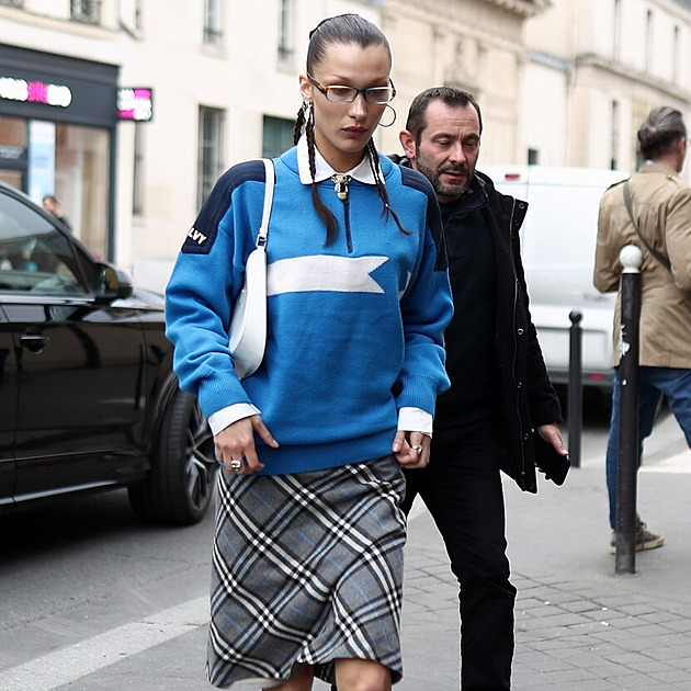 Čím větší blázen, tím lépe. Světem módy i sítí se šíří trend divné holky