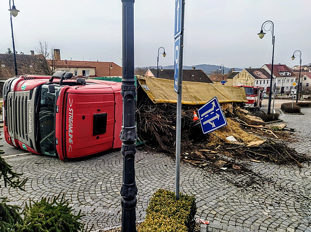 VIDEO: Kamion se v zatáčce převrátil, jen těsně minul protijedoucí automobil