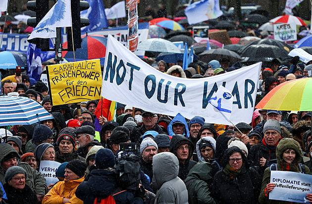 Berlíňané demonstrovali proti posílání zbraní Ukrajině, chtějí mírová jednání
