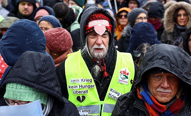 Berlíňané demonstrují proti posílání zbraní Ukrajině, chtějí mírová jednání