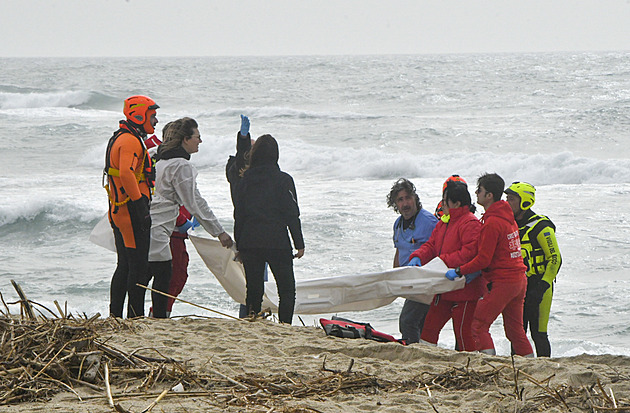 U pobřeží Itálie se rozlomila loď s až 250 migranty, mrtvých jsou desítky