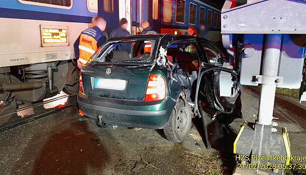 Auto zůstalo kvůli poruše stát na přejezdu, narazil do něj rychlík