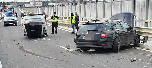 Na nově otevřeném západním okruhu Plzně už se bouralo, auto skončilo na střeše